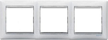 Рамка 3-ая VALENA белая Legrand 774453 Россия